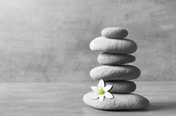 Frau genießt Natur – Persönlichkeitsentwicklung durch Life Coaching in Köln